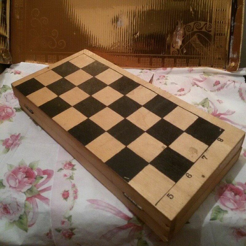 شطرنج چوبی با جعبه  تاشو از چوب درجه یک ساخت اصفهان و جعبه مقاوم در برابر خش
