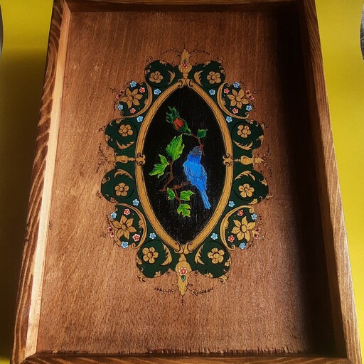 سینی پذیرایی   جنس چوب روس نقاشی با دست   ابعاد 25 در 35   رنگ قهوه ای    طرح  گل و مرغ    روغن گیاهی روی سطح زده شده 