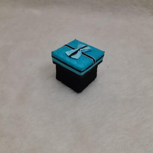 جعبه کادو کوچک چرم آبی روشن مناسب  انگشترو زیورآلات ابر داخلش  دارد  موجوده آماده فروش 