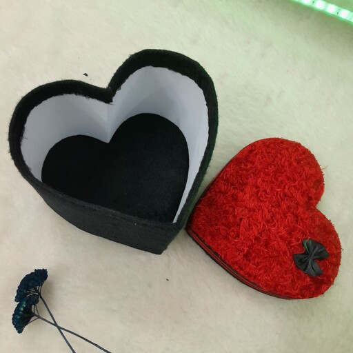 جعبه کادو  قلبی خزدار قرمز مناسب هدیه ولنتاین  کیفیت عالی و مستحکم موجوده آماده فروش 
