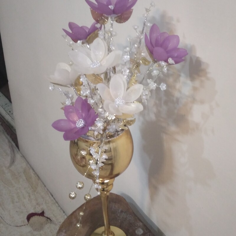 گل کریستال کار شده در .لدان پایه بلند ابکاری شده با رنگ طلای گل لاله مات در دو رنگ بنفش ونباتی  