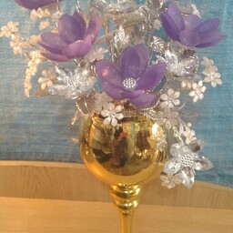 گلدان پایه دار آبگاری شده با رنگ طلای کار شده با گل کریستال مات بنفش ونگین اشکی سفید