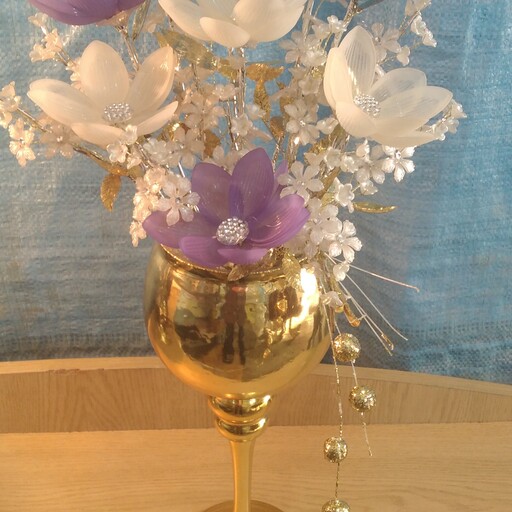 گل کریستال کار شده در گلدان پایه دار آبکاری شده با رنگ طلایی قابل شستشو گلها در دو رنگ بنفش و نباتی 
