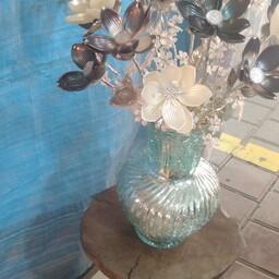 گلدان شیشهای مدل ترک کار شده با گل لاله صدفی  رنگ شده صورمه ای وقهوه ای قابل شستشو