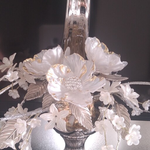 گلدان قو سایز متوسط وزن تقریبی حدود 500 گرم کار شده با گل کریستال شقایق سفید لب طلای گلدان قو نقره ای 