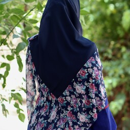 روسری دور حریر  وسط کرپ سورمه ای و چهار طرف حریر  گل ریز صورتی و آبی  کاری از مزون حجاب تبسم همراه با هدیه