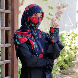 روسری حریر مجلسی زمینه سورمه ای با گل های سرخ بسیار زیبا پر فروش و قواره دار همراه با هدیه کاری از مزون حجاب تبسم