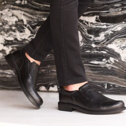 کفش طبی مردانه مدل سناتور دارای زیره ی پیو درجه یک و رویه چرم طبیعی بادوام مناسب برای استفاده راحتی و روزمره آقایان