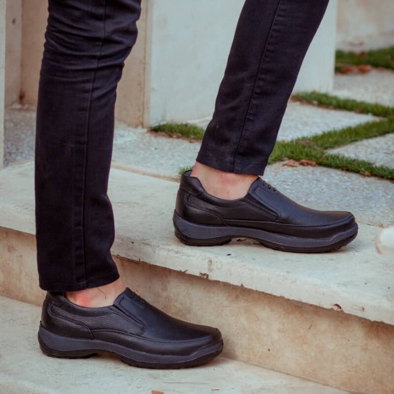 کفش طبی مردانه مدل موناکو دارای زیره ی پیو با دوام و رویه ی چرم طبیعی درجه یک محصولی از شرکت کفش و صندل فرزین 