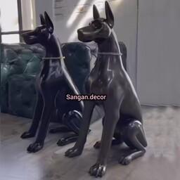 مجسمه قدی سگ شکاری سنگان(اصل) داخل سالنی با رنگ آمیزی و طراحی دستی 