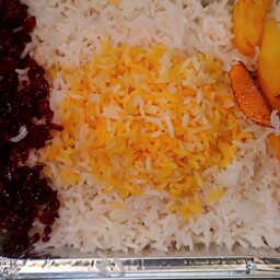 زرشک پلو با سینه مرغ  زعفرانی و همراه بامخلفات و سیب زمینی زعفرانی و زعفران فراوان با برنج ایرانی 