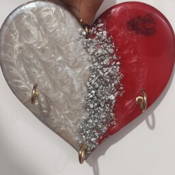 جا کلیدی رزینی دیواری طرح قلبی متن نوشته وان یکاد رنگ قرمز و صدفی و تزیین سنگ کریستال نقره ای سه آویزه