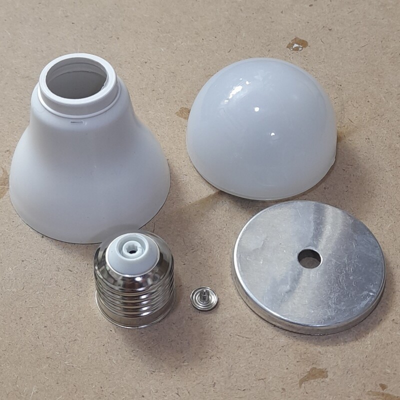 بدنه کامل لامپ 9 وات شامل بدنه ،حباب،هیت سینک ، سرپیچ و پولکی (بسته 50 تایی)