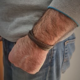 دستبند چرمی طرح بافت دو ردیف با قفل استیل رنگ ثابت