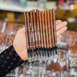  مداد ابرو پودری تایرا آلمانی پد دار  و ضدآب و 24 ساعته و دارای فیکساتور در انتهای مداد و بسیار نرم در 6 رنگ