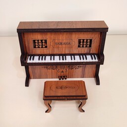 پیانو دکوری چوبی  با صندلی  ابعاد 11 در 9 در 4  یه دکوری زیبا و یه هدیه به یادموندنی