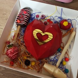 ولنتاینقلب سورپرایز ویژه ولنتاین همراه با چکش و پاپسیکل و بمب شکلات و توت فرنگی شکلاتی