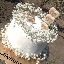 کیک عقد نامزدی تولد خامه ایی تزیین شده با گل طبیعی یک کیلویی