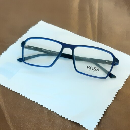 عینک طبی اسپرت با عدسی بلوکات uv420 بسیار سبک  صورت خور بسیار عالی مناسب افراد با فرم صورت متوسط و بزرگ 