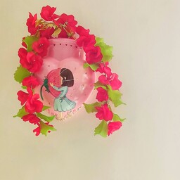 گلدان سفالی نقاشی شده با دست طرح قلب و دختر رنگ صورتی سایز متوسط