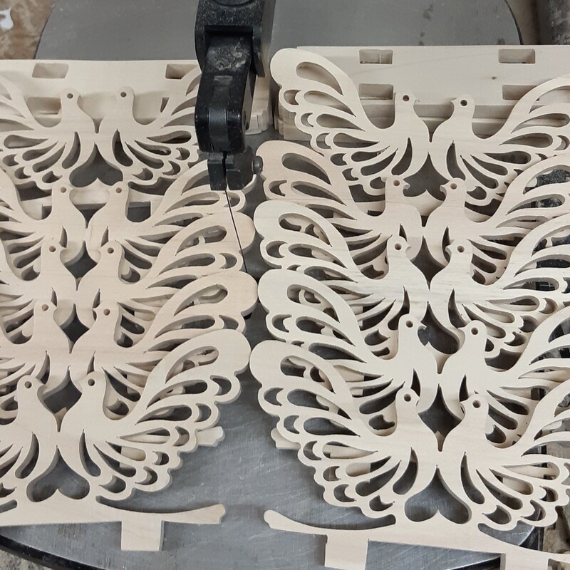 جا دستمال کاغذی چوبی دستساز مدل رومیزی طرح پرستو
