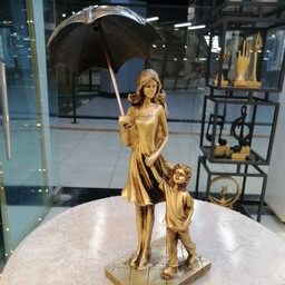 مجسمه مادر پسر چتردار پلی استری رنگ ثابت با کیفیت عالی 