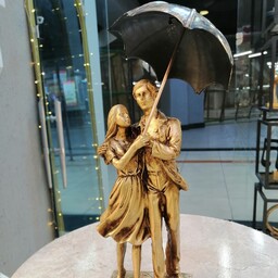 مجسمه زن و مرد چتردار پلی استری رنگ ثابت دارای طرح های متنوع عاشقانه
