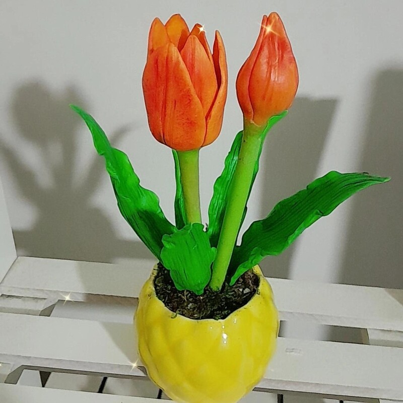 گلدان گل لاله با گلهای خمیری قابل شستشو رنگ ثابت قابل سفارش در رنگ و تعداد مورد نظر شما 