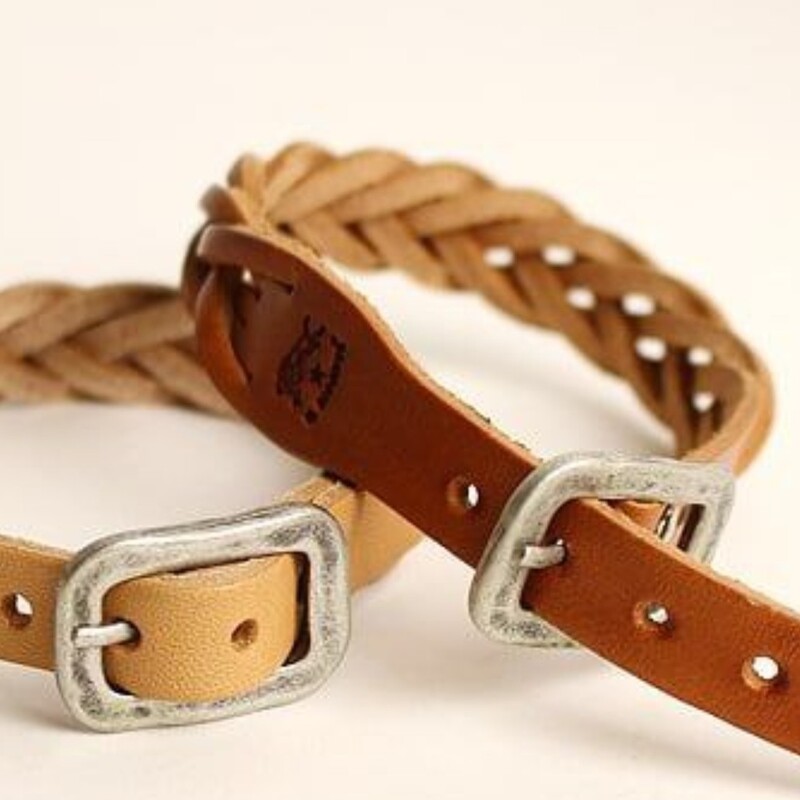 دستبند چرم طبیعی مرغوب  طرح زلف یار خیلی فانتزی و جذاب که سایز با سگگ قابل تنظیم میباشد