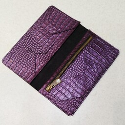 کیف پول زنانه دارای رنگ بنفش خاص.دوخته شده با چرم طبیعی اعلا