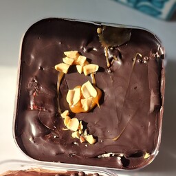 جار کیک اسنیکرز 180گرمی با کارامل دستساز و بادام زمینی رست شده و خامه کاراملی و کرم شکلات