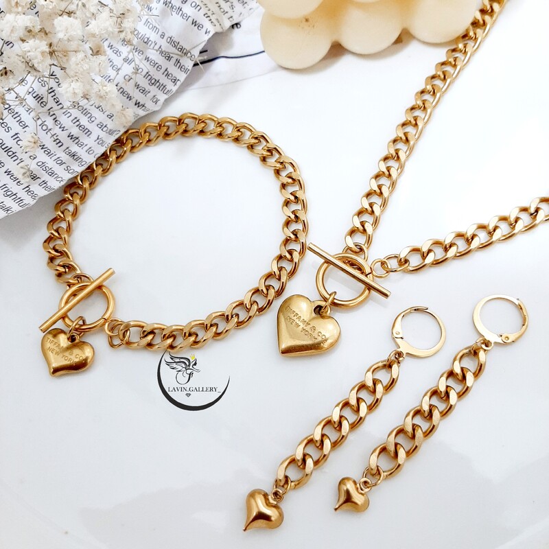 ست گردنبند دستبند گوشواره استیل زنجیر کارتیر با قلب تیفانی و قفل تی رنگ ثابت طلایی(لاوین گالری)