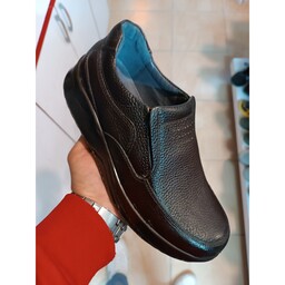 کفش مردانه چرم طبیعی تبریز رنگ قهوه ای طرح رخشی سایز بندی 40 تا 45 ( ارسال رایگان )