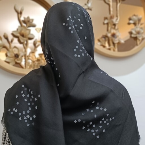 روسری نخی چهارفصل، زمینه مشکی با طرح  مطابق تصویر، قواره 140