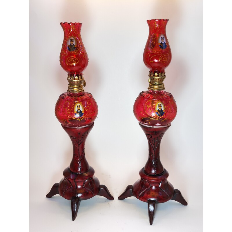 یک جفت شمعدانی چوبی دست ساز شاه عباسی رنگ قرمز شرابی ساخته شده از چوب درخت گیلاس 
