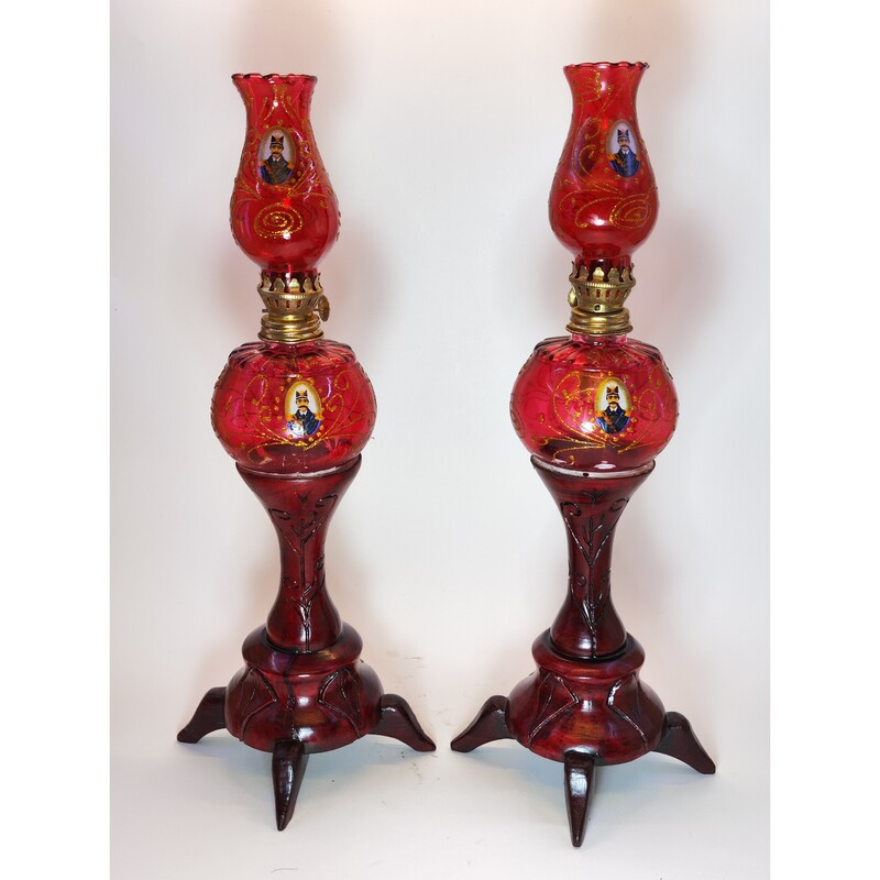 یک جفت شمعدانی چوبی دست ساز شاه عباسی رنگ قرمز شرابی ساخته شده از چوب درخت گیلاس 