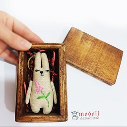 پک ویژه ولنتاین شامل  جاسوئیچی مدل خرگوش پارچه ای گلدوزی شده دستدوز بهمراه باکس کوچک چوبی در دار لوکس