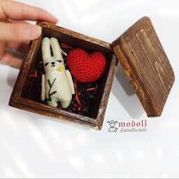 باکس ولنتاین شامل جاسوئیچی خرگوش پارچه ای گلدوزی شده 8 سانتی و قلب بافت  بهمراه باکس چوبی در دار لوکس تمام دستساز 