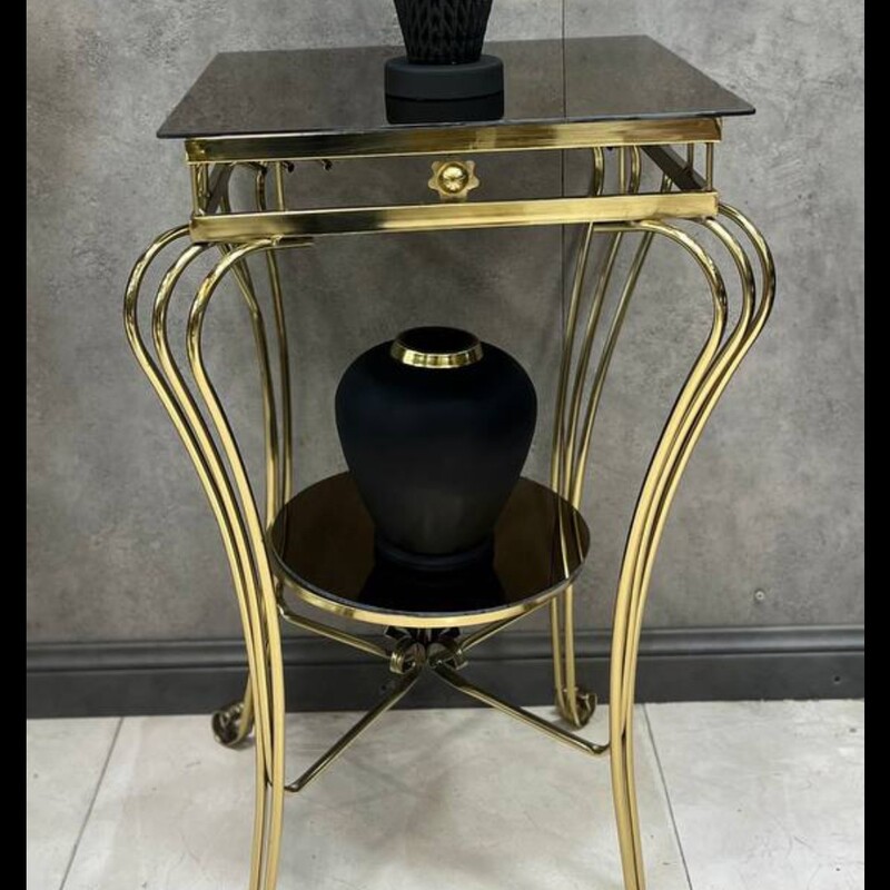 میز کنار سالنی کلاسیک
رنگبندی طلایی نقره ای  مشکی
جنس فلز آبکاری شده
کیفیت  فورتیک
صفحه ام دی 