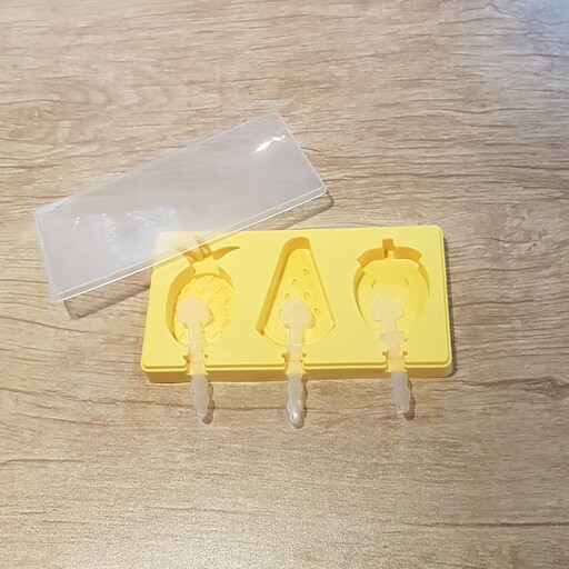 قالب بستنی سیلیکونی سه طرح زرد،ابعاد 19 در 9،قطر میوه ها 7 در 4 و نیم،همراه با درب و قاشق پلاستیکی