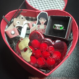 باکس آماده کادویی برای ولنتاین به همراه جعبه کریستال قلبی شکلاتی و انگشتر جغد چشم سبز و دستبند صورتی قلبی و استیکر وپلاک