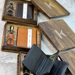 کیف پول وآویز سوئیچ چرم طبیعی  مردانه با جعبه شبک چوبی و زیبا 