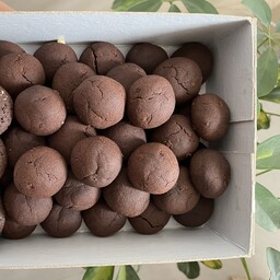 کوکی شکلات دارک ، وزن هر عدد کوکی 12 گرم میباشد، داخل شیشه و کیلویی فروخته میشود . بدون مواد افزودنی .