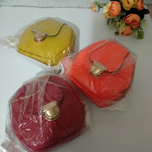 کیف دوشی زنانه کوچک طرح شش گوشه با بند ظریف طلایی رنگ ثابت در پنج رنگ زیبا 