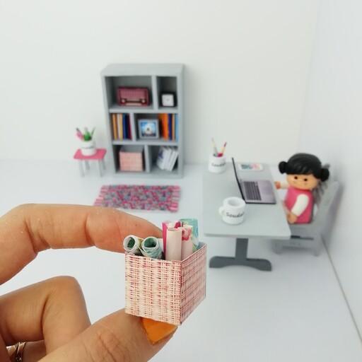 باکس طرح حصیری مینیاتوری به همراه کاغذهای رنگی لوله شده-  مناسب برای ماکت سازی، خانه عروسکی و کتابخانه مینیاتوری