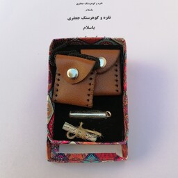  حرز امام جواد (ع) دست نویس  بارعایت آداب مخصوص کودکان به همراه قاب نقره و دو عدد کیف چرم طبیعی دست دوز