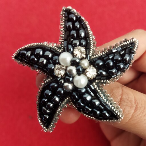 گلسینه جواهردوزی ستاره دریایی بسیار زیبا و تمیز کارشده پشت چرم دوزی