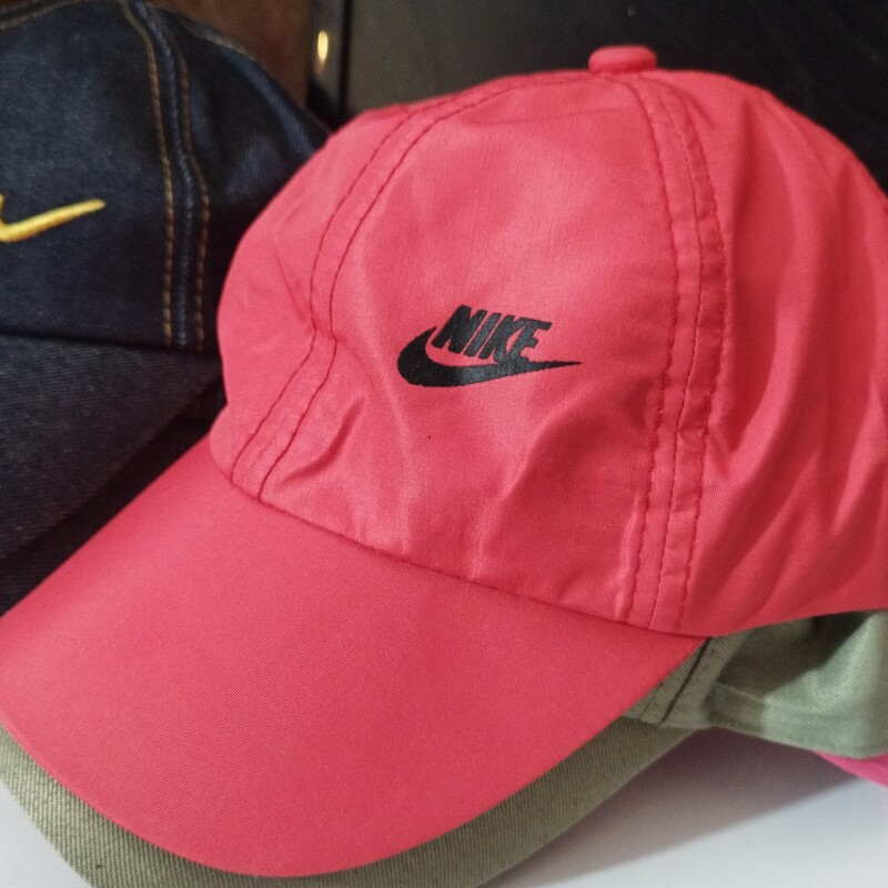 کلاه کپ اسپرت رنگ قرمز و صورتی
