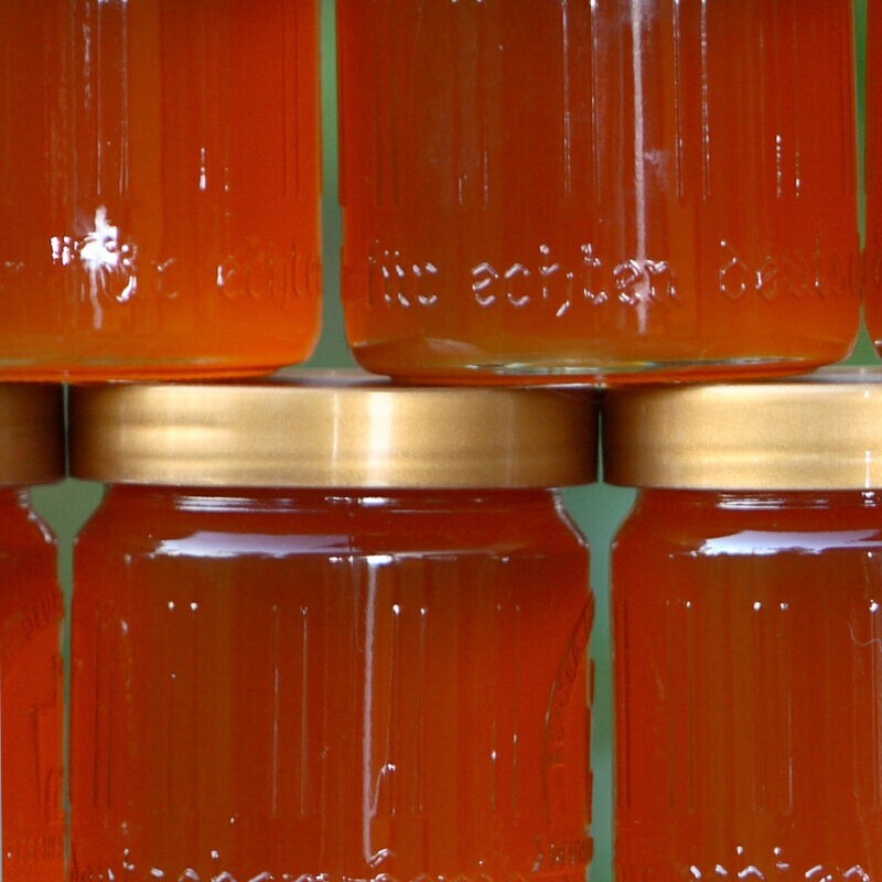عسل طبیعی برداشت شده از منطقه ای غنی شده از گیاهان دارویی