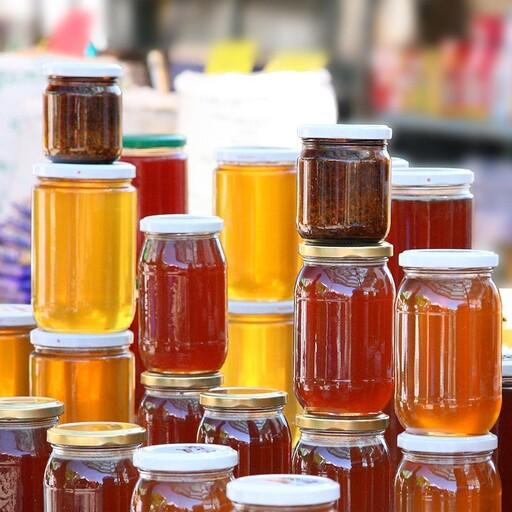 عسل تغذیه ای بصورت دبه های ده کیلویی که بصورت طبیعی  برداشت شده از ارتفاعات کوه میش سبزوار
